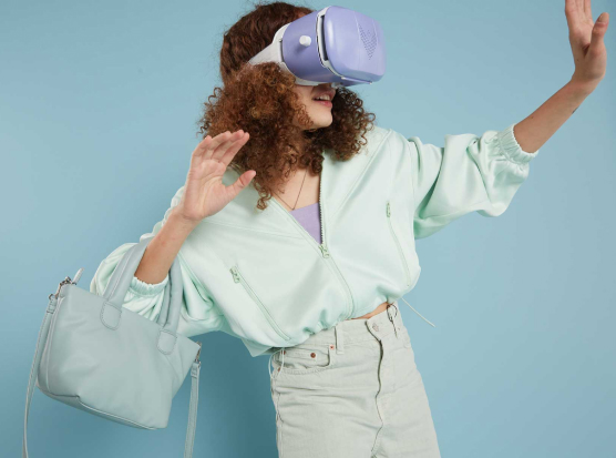 mujer con visor de realidad aumentada y accesorios de la marca
